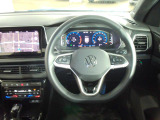Volkswagen全車共通の上質な本革を使用した手触りのしっとりとしたステアリングです。唯一素肌が触れるハンドルは上位モデルと同じ握り心地になっております。