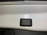 パワーバックドアは荷物の出し入れがしやすい優れものです!スイッチひとつで重いバックドアが締まります!日用品の大量買い出しにも大活躍します!