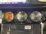 【オートエアコン】一度お好みの温度に設定すれば、車内の温度を検知し風量や温度を自動で調整。暑い&hellip;寒い&hellip;と何度もスイッチ操作をする必要はありません。快適な車内空間には必須の機能ですね♪