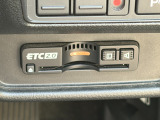 有料道路をキャッシュレスで通行できるETC車載器付きです。運転席足元に設置されています。ETCセットアップ費用は含まれておりません。別途必要となります。