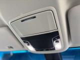 マップランプユニットにはLEDライトやサングラスホルダーが配置されており便利にご利用いただけます♪