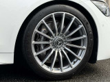 【AMG RIDE CONTROL+パッケージ】AMG20インチアルミホイール・AMGロゴ入りブレーキキャリパー。