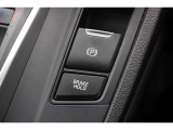 電子制御パーキングブレーキ。ブレーキホールドをONにすれば、ブレーキペダルから足を離しても、停車状態が続きます。アクセルを踏めばブレーキが自動で解除され、発進が可能。信号待ちの間などに便利な機能です。