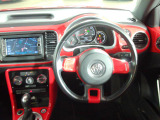 Volkswagen全車共通の上質な本革を使用した手触りのしっとりとしたステアリングです。唯一素肌が触れるハンドルは上位モデルと同じ握り心地になっております。