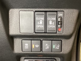 両側電動スライドドアは運転席から操作ができるよう、操作スイッチが付いています。Hondaセンシング用のVSA(ABS+TCS+横滑り抑制)解除と路外逸脱抑制機能などのスイッチがあります。