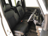 運転席の座面高さを調整できるシートリフターが付いています。フロントシートはベンチシートを採用で、座面も広く使い勝手もいいですよ♪