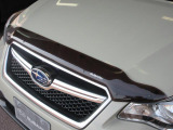 「HOOD DEFLECTOR」前方からの空気の流れを跳ね上げてフロントウィンドウやボンネットに当たる羽虫(バグ)を避けたり、飛び石などによる傷を避ける目的のものです。
