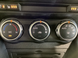 空調スイッチ類は最近流行のタッチパネル式ではなく、運転中でも直感的に操作できるダイヤル式を採用しております。