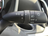 【オートライト(AUTO)】外の明るさをシステムが感知して、自動でヘッドライトが点灯します!ヘッドライトをつけ忘れを防ぐ便利機能です。