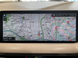 BMWのナビゲーションは操作性も良く、詳細な地図情報と交通状況を見やすく表示し、快適なドライビングをサポートしながら目的地までナビゲートします。