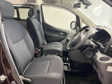 ゆったりと座れる運転席シートですのでストレスなく運転が出来ますよ!