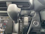 オートブレーキホールド。信号待ちなどの停車時に、ブレーキペダルを踏み続けていなくても自動的にブレーキがキープされる機能です。アクセルペダルを踏めば、ブレーキが解除され発進が可能です。