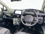 運転席まわりです。 各操作スイッチは使いやすい位置に配置されてます。