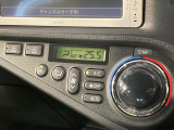【オートエアコン】一度お好みの温度に設定すれば、車内の温度を検知し風量や温度を自動で調整。暑い&hellip;寒い&hellip;と何度もスイッチ操作をする必要はありません。快適な車内空間には必須の機能ですね♪