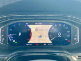 【Digital Cockpit Pro】基本の速度計とタコメーターの表示に加え、中央にドライビングデータやマップなどを少ない視線移動で視認できます。