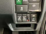 【リア両側パワースライドドア】リモコンなどで自動開閉。Hondaスマートキーを携帯していれば、軽い力で解錠とドアオープンが行えます。半ドア状態まで閉めると、自動的に全閉する機能付き。