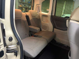 左右独立した肘置きや、クッション性あるリアシートで後部座席に乗車した方でも快適に移動できます