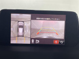 【360&deg;ビュー・モニター】まるでクルマを真上から見下ろしたかのような視点で駐車をサポートします!クルマの斜め後ろや真横など、前後左右の4つのカメラの映像が合成されて、モニターに映し出されます。