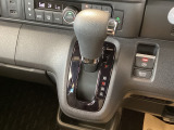 シフトはインパネシフト、パーキングブレーキは電子制御なので運転席と助手席の間はすっきりしています。