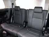 3列目シートは跳ね上げ式で折りたたみ可能です。キャンプ用品など大きな荷物もばっちり収納可能です!
