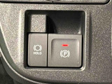 指先だけで簡単に操作が可能な電動パーキングブレーキを採用。「HOLD」スイッチを押すと、渋滞や信号待ちなどでブレーキペダルから足を離しても、ブレーキを保持するので安心です