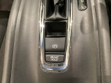 セレクトレバーの下に電子制御パーキングブレーキがあります。スイッチひとつで、停車した地点の傾斜などをシステムが検知・判断してブレーキ力を自動的に最適制御し、しっかり停車できるパーキングシステムです。