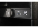 USBオーディオ用ソケットがついていますので携帯電話などを接続すれば音楽等の再生が可能です!充電用ソケットもございます!