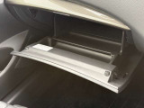 車検証などが収納できるグローブボックスも完備!