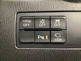 運転席脇のクラスタースイッチ部分にはカメラ切り替えスイッチ、パーキングセンサー、その他走行系スイッチを集中配置しております。