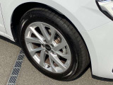 「お洒落は足元から」を体現する、精緻な造形美。路面を力強く捉えるquattroのDNAを刻んだホイールは、静止していても躍動感を放ちます。洗練されたデザインが、Audiの品格と走りの質を象徴しています。