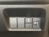 ハンドルの右側にはヘットライトリベライザーとVSA(ABS+TCS+横滑り抑制)の解除スイッチがついています。ヘッドライトリベライザーは道路状況や積荷の加重に応じてライトの高さを調節できます。