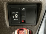 【パワースライドドア】助手席側がパワースライドドアになっており、運転席のスイッチやスマートキーでも開閉が可能です!開口部も広いので乗り降りも楽々♪