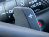 ■パドルシフト■ステアリングから手を離さずに、簡単にシフトチェンジ。マニュアル車感覚のシフトチェンジが愉しめます。自分の手で操縦している感が増して運転を愉しく出来る装備です!