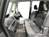 【ベンチシート】運転席から助手席への移動もスムーズに行えます。シートや足元はしっかり清掃を行っております。
