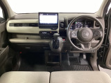 車内は光触媒抗菌消臭施工済です。スタイリッシュなデザインで暖かみのあるインパネ周りを演出します。グローブボックスやカップホルダーのほかにトレーなどたくさんの収納スペースが装備されています。