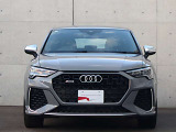 ●一目でAudiとわかる特徴的なシングルフレームグリル・LEDランプ。精悍なフロントマスクからAudiのスマートで上品なブランドを連想させてくれます。女性にも大変ご好評頂いております。