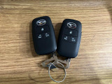 【スマートキー】 スマートキーを携帯していれば、ドアハンドルのボタンを押してロックの解除ができ、パワースライドドアもワンタッチで開閉できます。