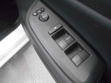運転席ドアには、電動格納式リモコンドアミラーや、パワーウインドウマスタースイッチがあります。