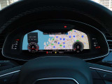 メーターパネル内に高解像度の液晶ディスプレイを配置。ディスプレイ内に地図が表示され、ナビゲーションの確認の際にドライバーは視線の移動を少なくすることができます。