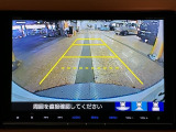 【バックカメラ】運転が苦手な方も車庫入れラクラクです!ギアをリバースに入れれば自動的に切り換わりますので、面倒な操作は不要です♪狭い駐車場もお車を傷つけず安心ですね!