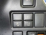 オートマチックハイビームとは、先行車や対向車のライトを認識し、ハイビームとロービームを自動で切り替える機能です。夜道の視界を確保します。詳細は販売店スタッフまでおたずねください。