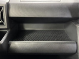 助手席側のインパネトレイは大きくてボックスティッシュも置けます!