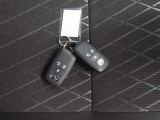 電子キーをポケットやカバンに入れているだけで、ドアの開錠・施錠が行えます。荷物を抱えていてもラクラク開閉です。エンジン始動も行えます。