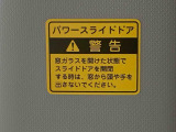 見た目が大事!な外装はぴかっとキレイに磨いており、経年のくすみもよみがえっております。ヘッドライトやドア周辺を磨く際にはマスキングテープを使用して保護しながら丁寧に作業をしております。