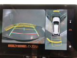 パノラミックビューモニター付きです。車両を上から見たような映像をモニター画面に表示。運転席からの目視では見にくい、車両周辺の状況をリアルタイムでしっかり確認できます。