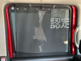 日射しをシャットアウトするロールサンシェードです