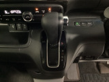 CVT車のセレクトレバーです。低速から高速まで、変速ショックのないスムーズな走りを実現するとともに、エンジン効率のよい領域を維持することで燃費にも貢献します。