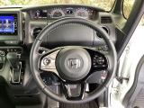 本革ハンドルの後ろには7速パドルシフトがあります。指先で操る事で、マニュアル車感覚のシフトチェンジが楽しめます。また、右にクルーズコントロール、左にオーディオリモコンスイッチがあります。