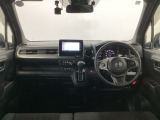 【前方視界】開放的な前方視界!運転がしやすく疲れにくいです♪窓が大きく、見通しがとっても良いおクルマですよ♪