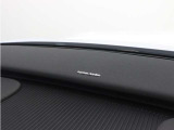 【harman/kardon】5つのスピーカーを内蔵したサウンドバーにより、ドライバーを包み込む音場を実現しました。また、洗練されたミニマルデザインは、キャビンをスタイリッシュに彩ります。
